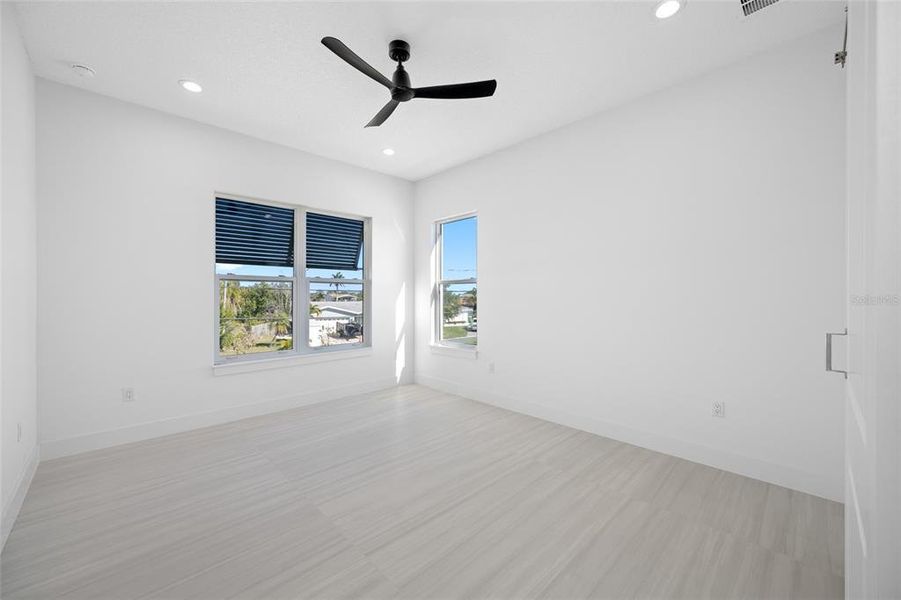 Spacious, unfurnished interior of a new home in , Treasure Island (Image 49).