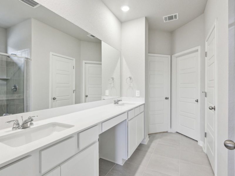 Primary suite bathroom in the San Jacinto floorplan at a Meritage Homes community.