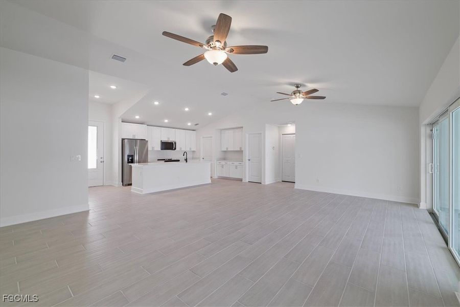 Spacious, unfurnished interior of a new home in Cape Coral, Cape Coral (Image 18).