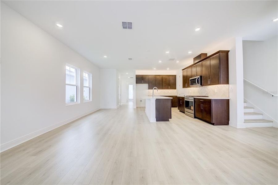 Spacious, unfurnished interior of a new home in Bungalow Walk at Lakewood Ranch, Sarasota (Image 39).