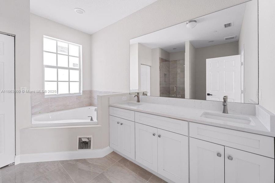 Furnished interior view inside a new home in , Tamarac (Image 4).