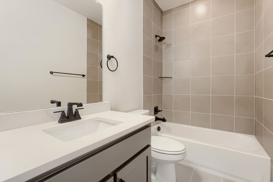 4420 Daisy - Full Bathroom 4420 Daisy - Full Bathroom