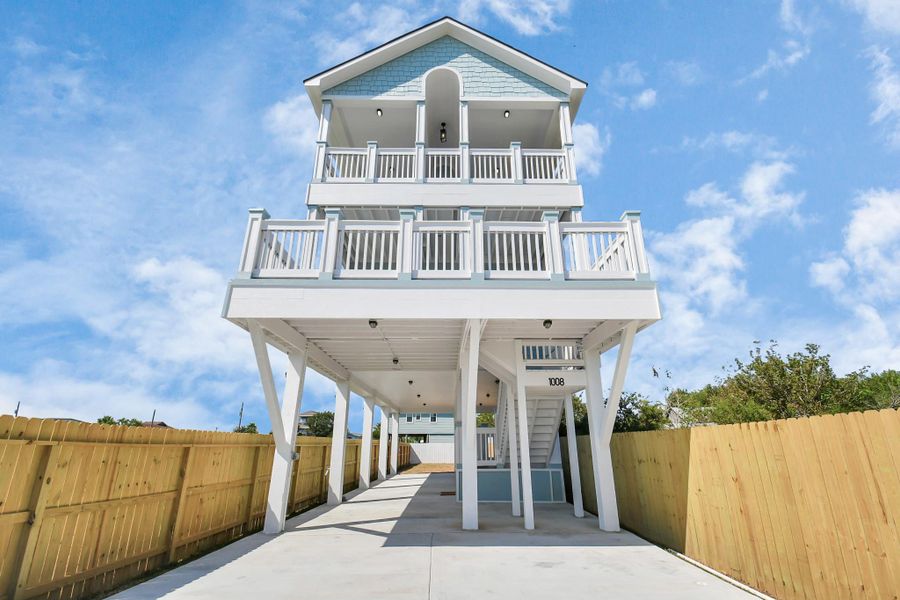 Exterior details and patio area of a home in , Dickinson (Image 4).