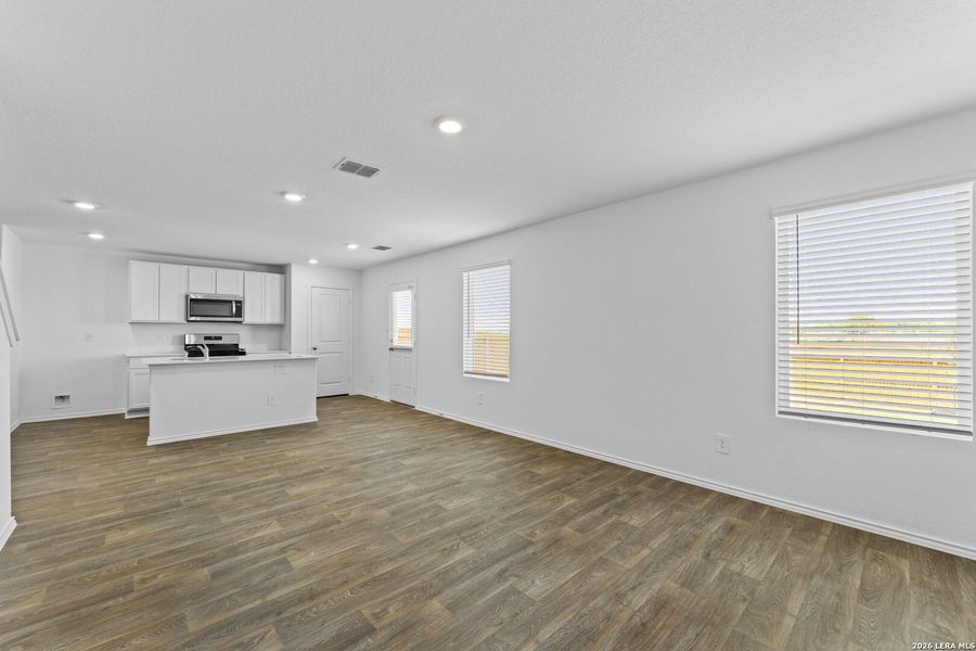 Spacious, unfurnished interior of a new home in Preserve at Medina, Von Ormy (Image 17).