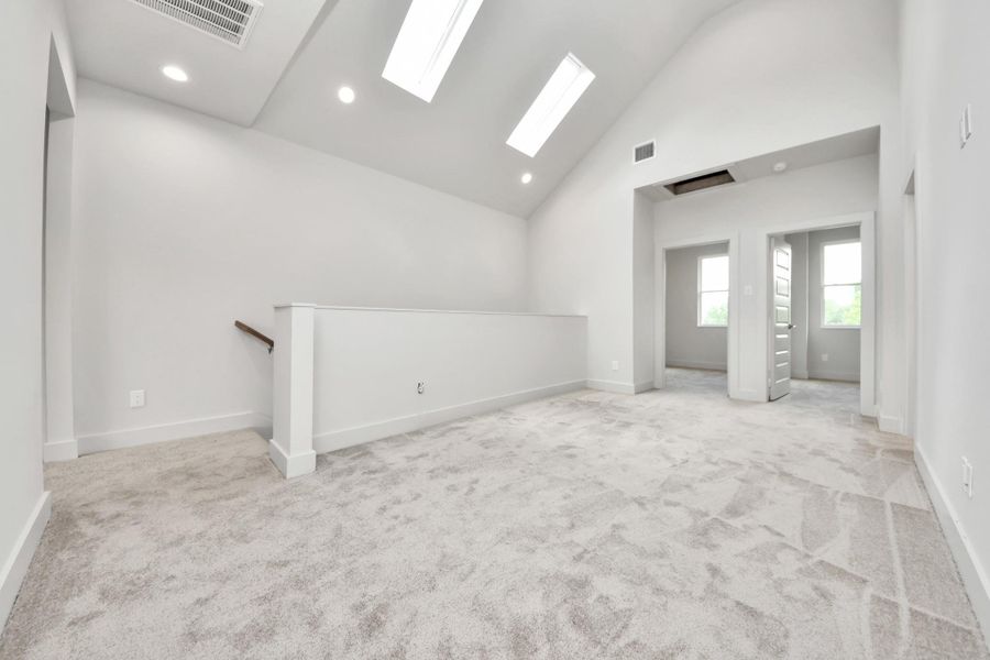 Spacious, unfurnished interior of a new home in Cay Landing, Houston (Image 20).