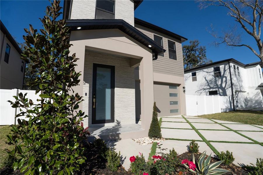Exterior details and patio area of a home in , Tampa (Image 3).