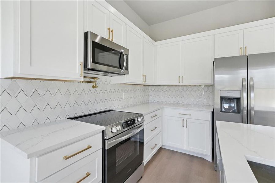Furnished interior view inside a new home in , Waxahachie (Image 9).