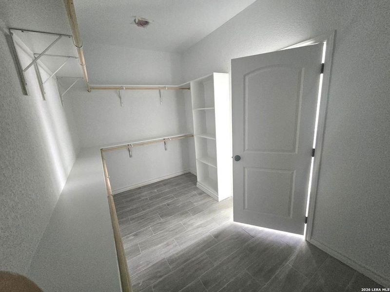 Spacious, unfurnished interior of a new home in , Natalia (Image 15).