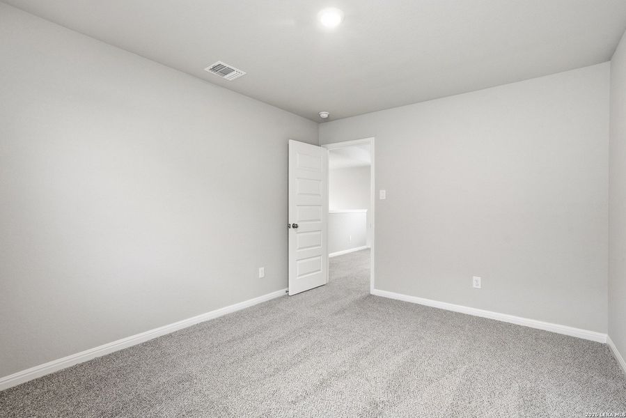 Spacious, unfurnished interior of a new home in Timber Creek, San Antonio (Image 19).
