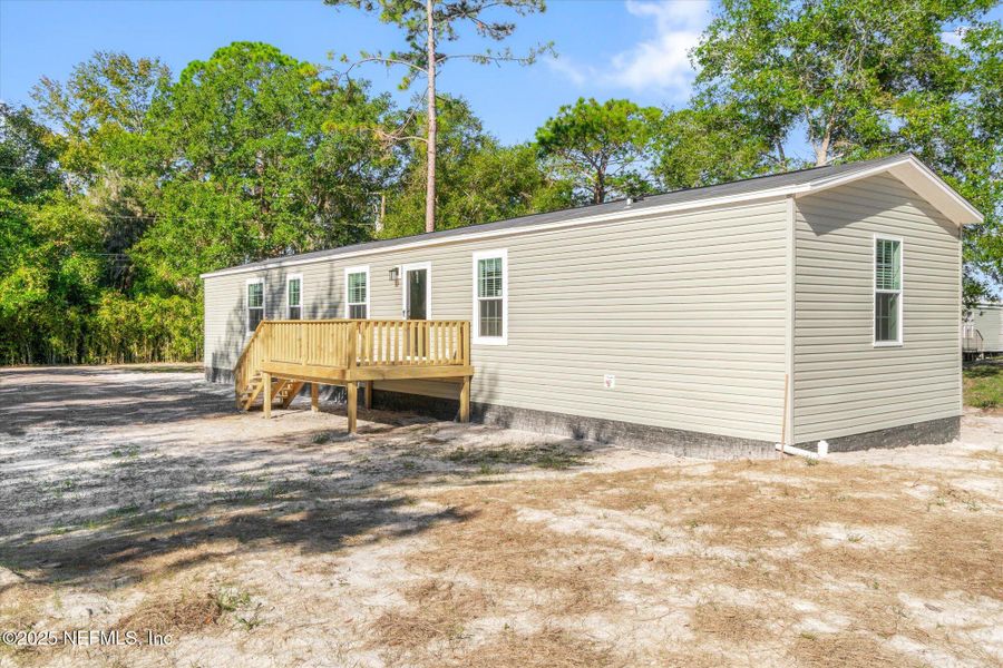 Exterior details and patio area of a home in , East Palatka (Image 1).