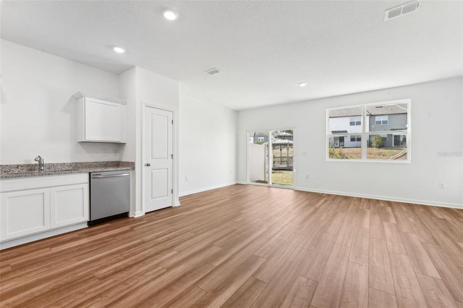 Spacious, unfurnished interior of a new home in Vista Walk, Dade City (Image 28).
