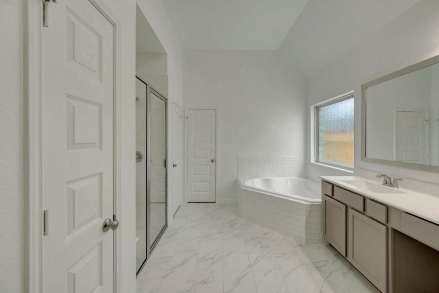 Luxurious owner's suite (*Photo not of actual home and used for illustration purposes only.) Luxurious owner's suite (*Photo not of actual home and used for illustration purposes only.)
