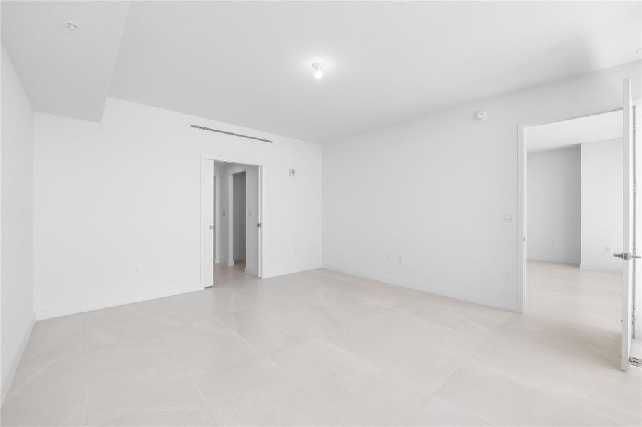 Spacious, unfurnished interior of a new home in Casamar, Pompano Beach (Image 25).