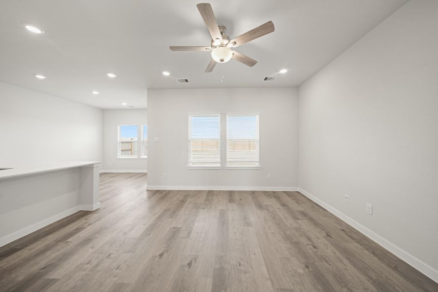 Spacious, unfurnished interior of a new home in Sunterra Lakes, Brookshire (Image 14).