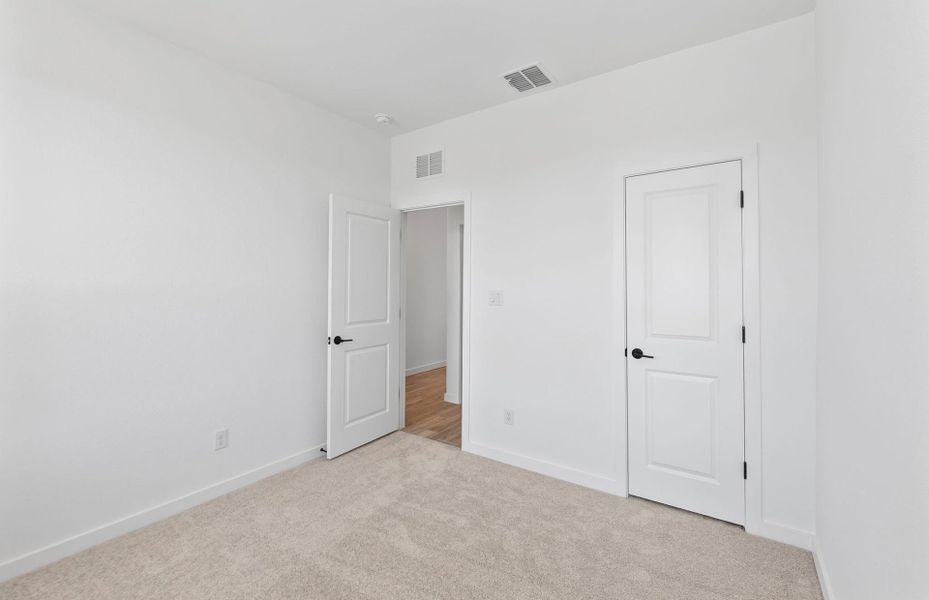 Spacious, unfurnished interior of a new home in Sunfield, Buda (Image 20).