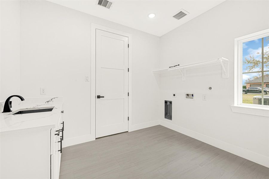 Spacious, unfurnished interior of a new home in , Rosharon (Image 29).