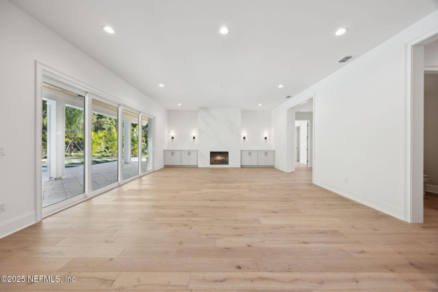 Spacious, unfurnished interior of a new home in , Jacksonville (Image 22).