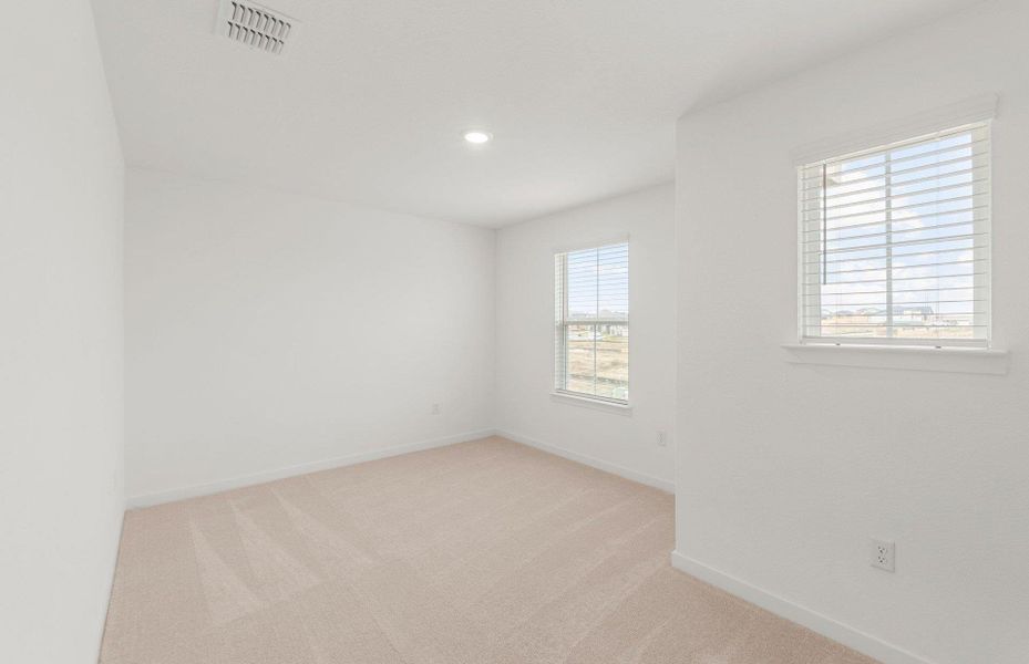 Spacious, unfurnished interior of a new home in Sunfield, Buda (Image 18).
