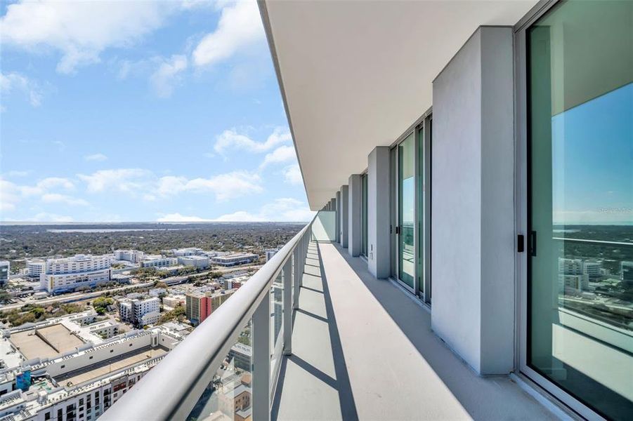 Condo located in St. Petersburg, FL showcasing its design and architecture (Image 46).