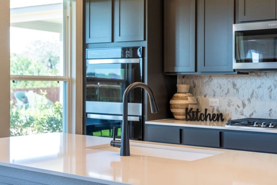 Single-basin kitchen sink