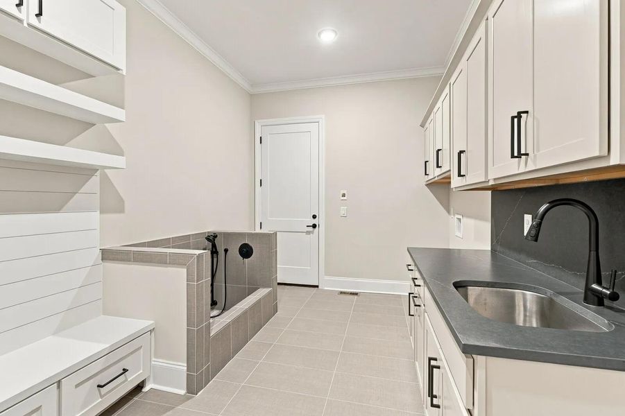 Ballentine B Laundry room