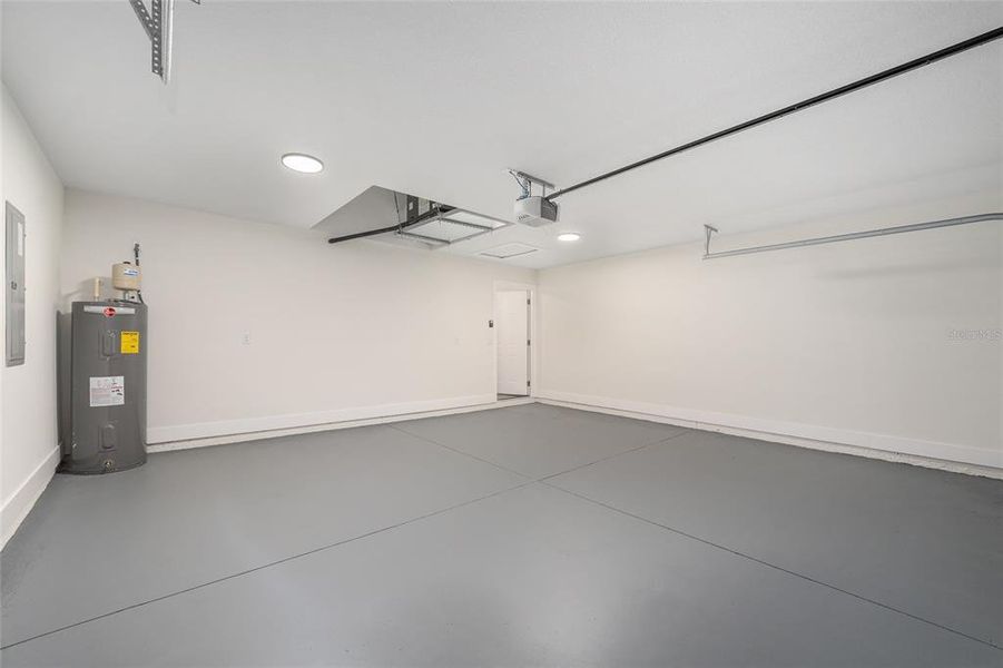 Spacious, unfurnished interior of a new home in , Dunnellon (Image 31).