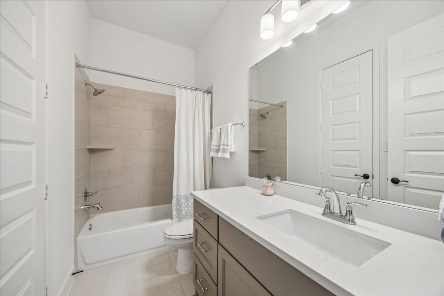 Secondary full bathroom