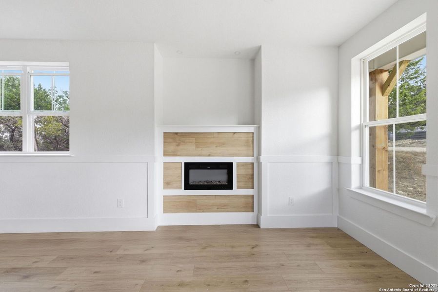 Spacious, unfurnished interior of a new home in , Bandera (Image 18).