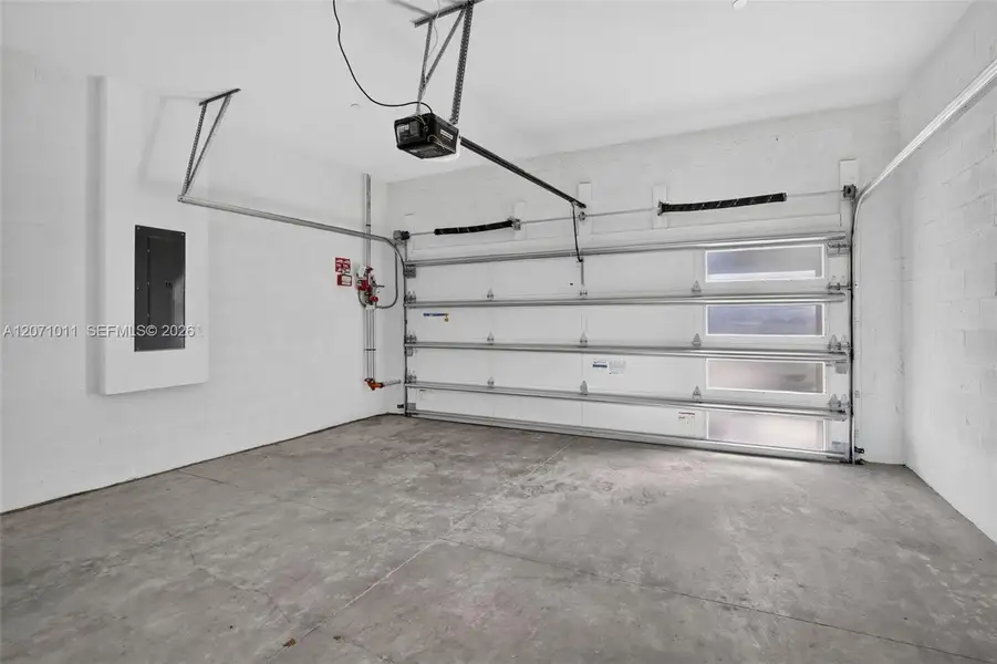 Spacious, unfurnished interior of a new home in , Plantation (Image 20).
