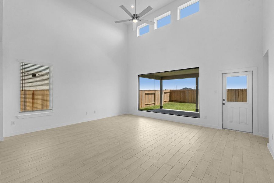 Spacious, unfurnished interior of a new home in Huntington Place, Rosharon (Image 17).