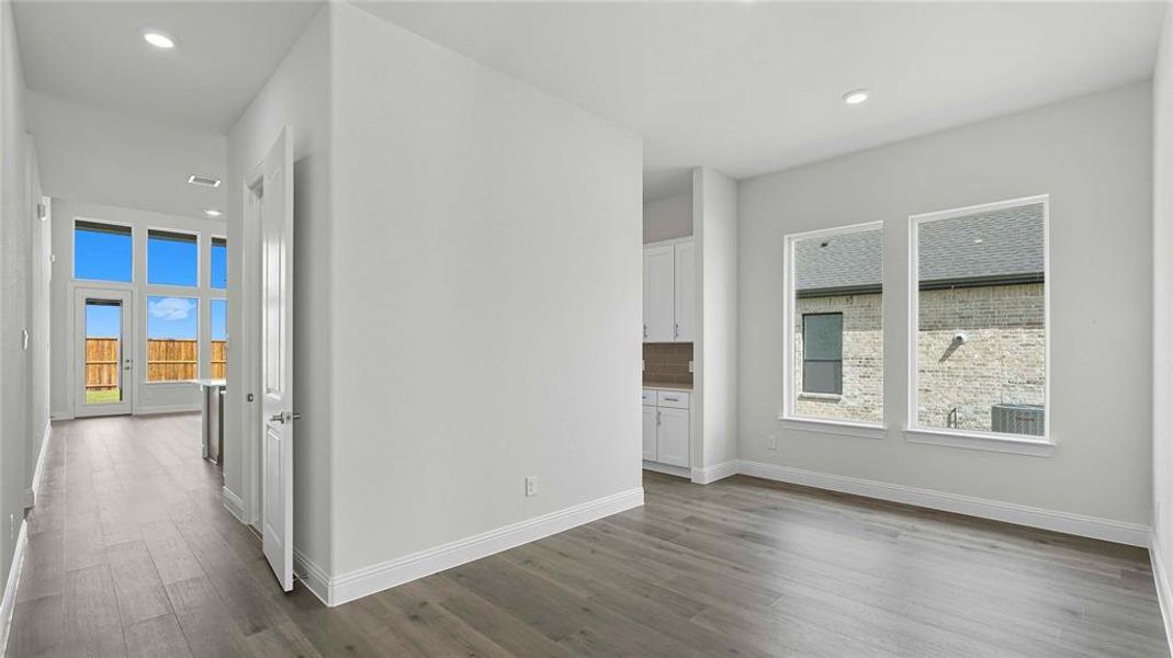 Spacious, unfurnished interior of a new home in Peachtree Meadows, Rockwall (Image 13).