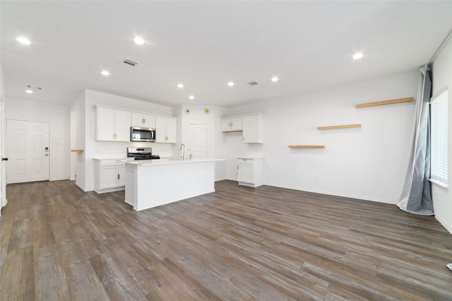 Spacious, unfurnished interior of a new home in Sunterra, Katy (Image 26).