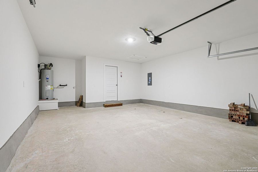 Spacious, unfurnished interior of a new home in Comanche Ridge, San Antonio (Image 30).