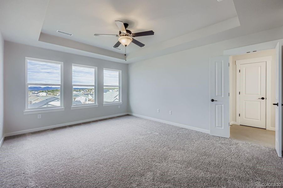 Spacious, unfurnished interior of a new home in Timber Ridge, Colorado Springs (Image 25).