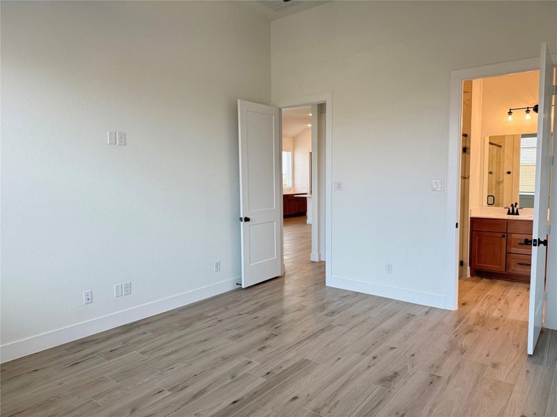 Spacious, unfurnished interior of a new home in Wood Leaf Reserve, Tomball (Image 12).