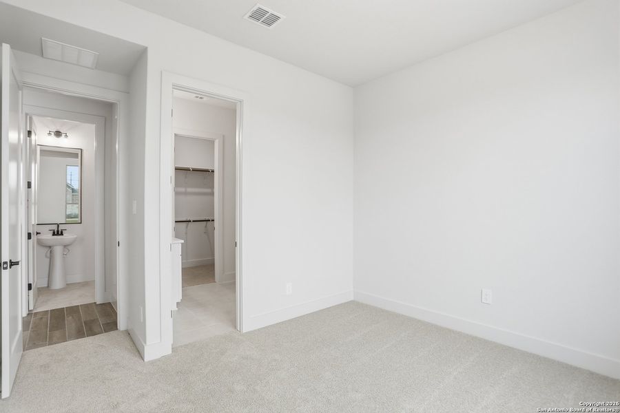 Spacious, unfurnished interior of a new home in Haby Hill 50s, San Antonio (Image 26).