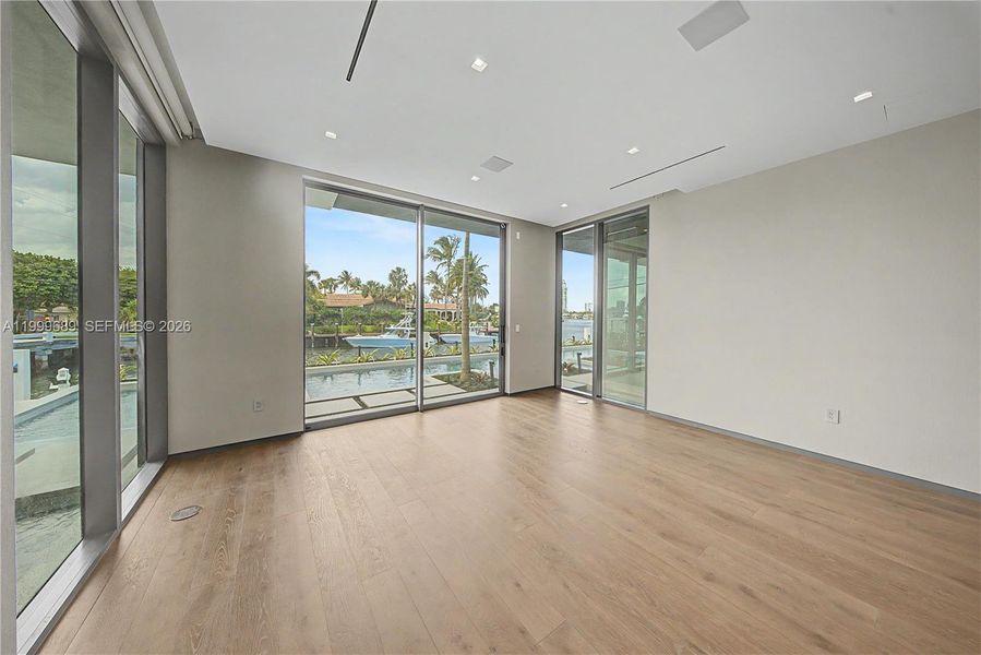 Spacious, unfurnished interior of a new home in , Fort Lauderdale (Image 23).