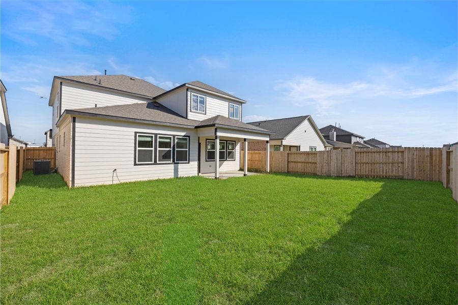 Exterior details and patio area of a home in Kendall Lakes, Alvin (Image 20).