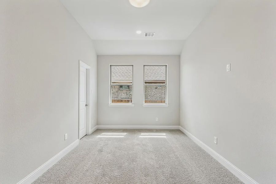 Spacious, unfurnished interior of a new home in Summer Crest, Fort Worth (Image 16).