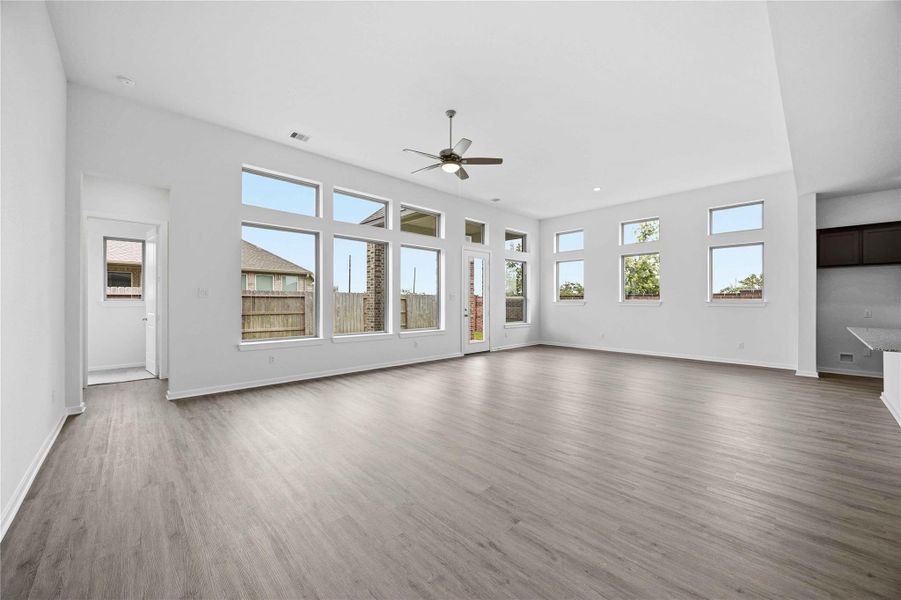 Spacious, unfurnished interior of a new home in Canterra Creek 60', Rosharon (Image 19). Spacious, unfurnished interior of a new home in Canterra Creek 60', Rosharon (Image 19).