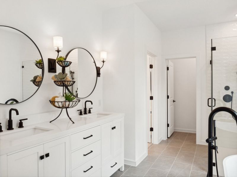 Primary bath with circular mirrors