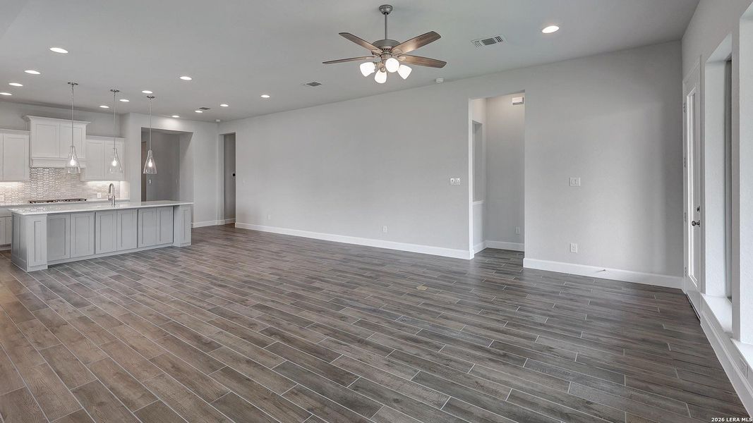 Spacious, unfurnished interior of a new home in Haby Hill, San Antonio (Image 21).