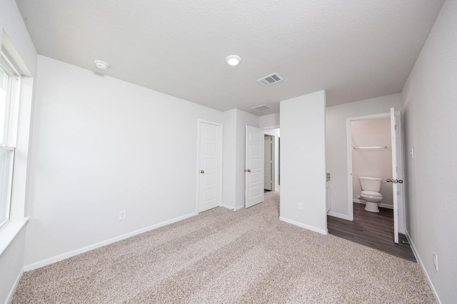 Spacious, unfurnished interior of a new home in Granger Pines, Conroe (Image 17).