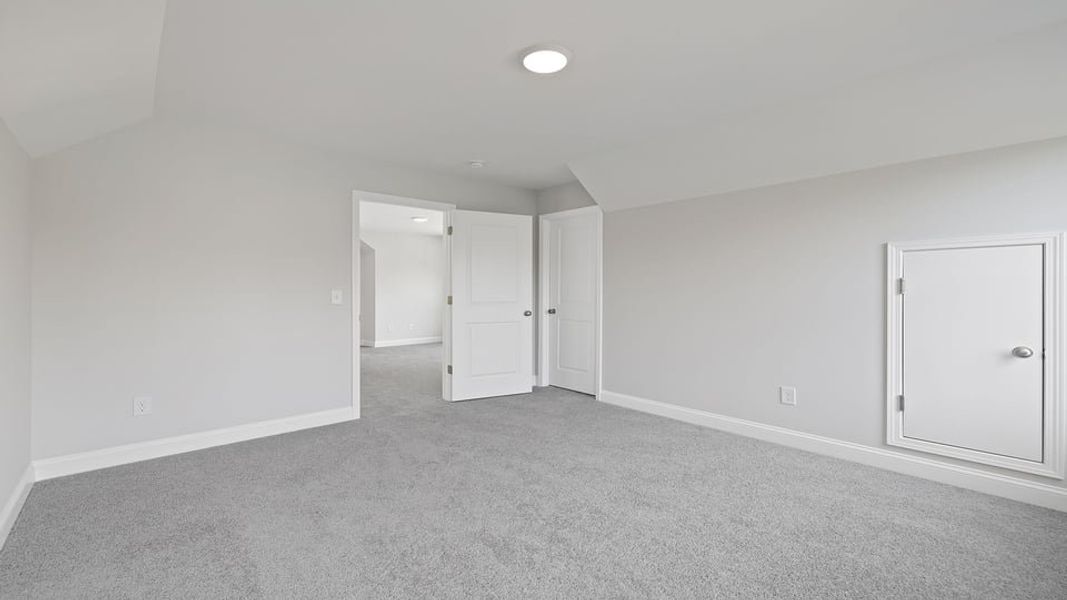 Spacious, unfurnished interior of a new home in Sunset Summits, Spartanburg (Image 25).