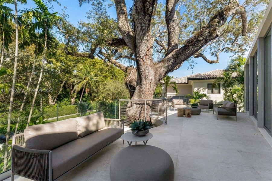 Exterior details and patio area of a home in , Miami (Image 30).