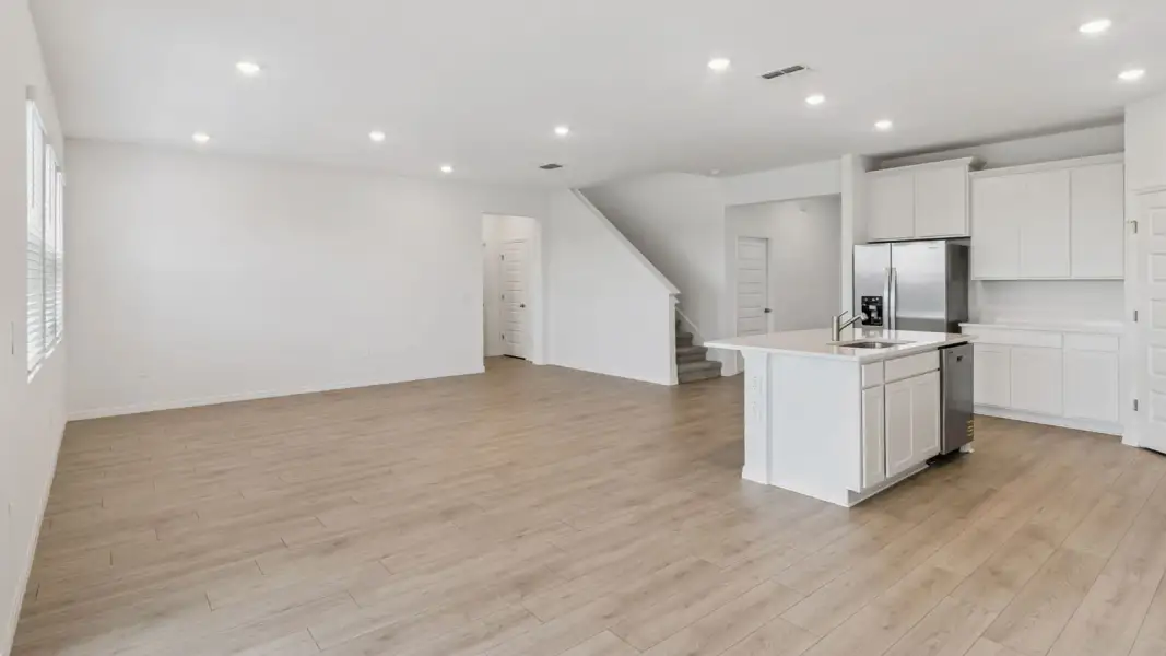 Representative unfurnished interior of a home built from the Coral by D.R. Horton in Hawthorne Ranch, Lakeland (Image 28).