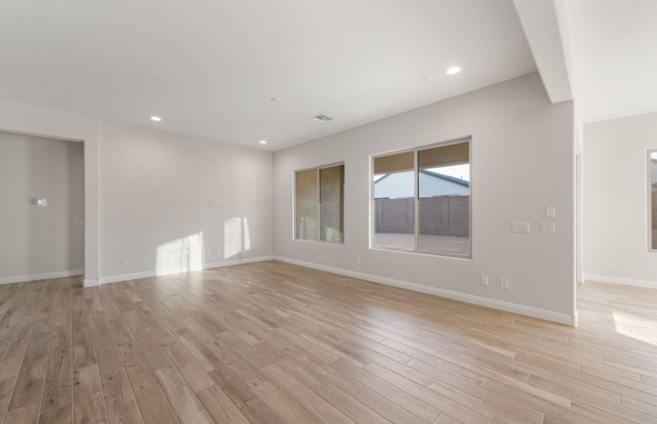 Spacious, unfurnished interior of a new home in Artisan at Asante, Surprise (Image 29).