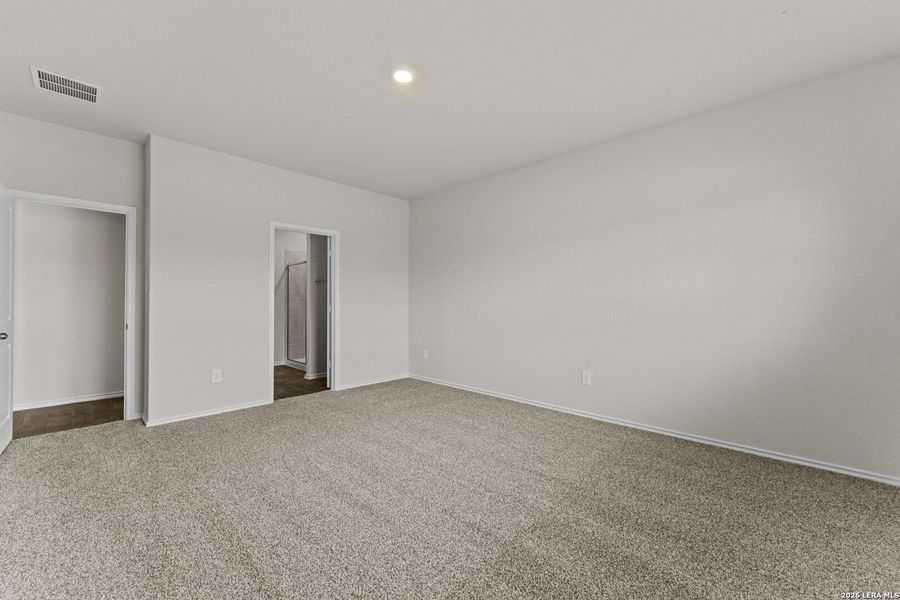 Spacious, unfurnished interior of a new home in Laurel Vistas, San Antonio (Image 29).
