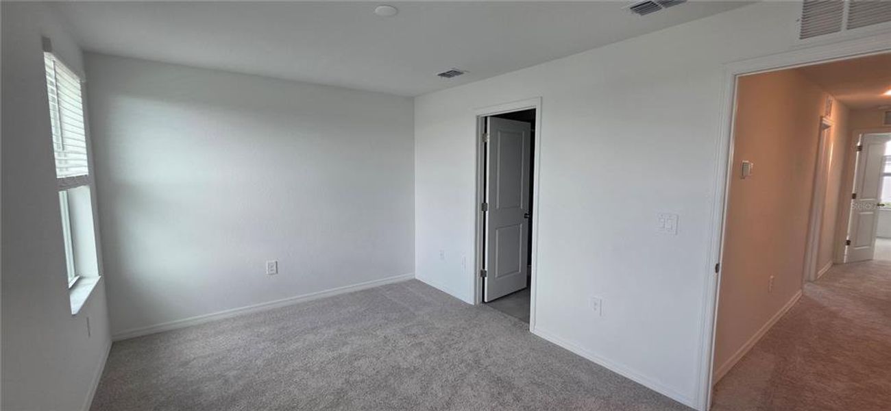 Spacious, unfurnished interior of a new home in , Bradenton (Image 12).