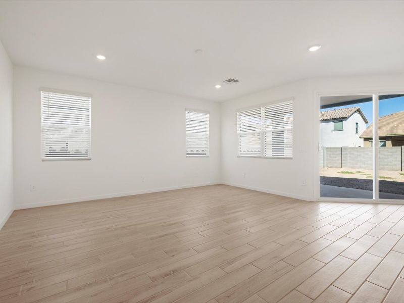 Spacious, unfurnished interior of a new home in Rancho Mirage Signature Series, Maricopa (Image 7).